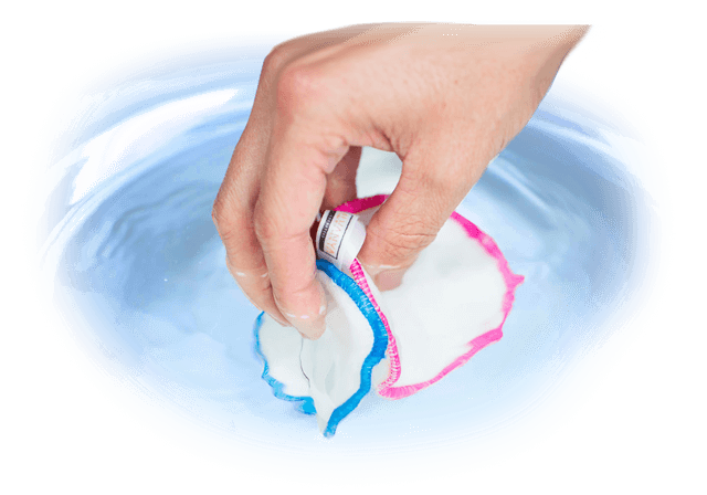 Hand wäscht Pads in Wasser aus